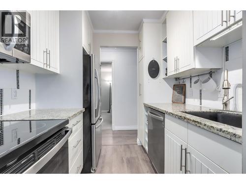 303 2004 FULLERTON AVENUE  North Vancouver, BC V7P 3G8