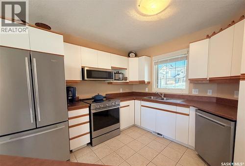 17 Eagle View Way, Elk Ridge, SK - Indoor Photo Showing Kitchen With Double Sink