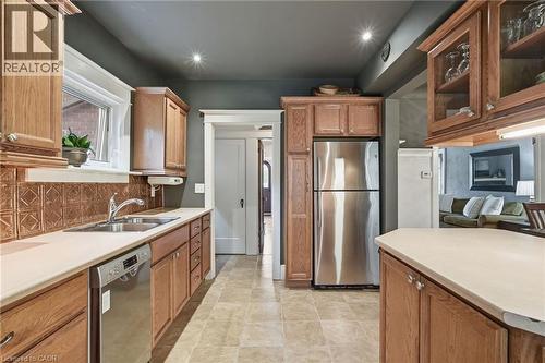 186 Dromore Crescent, Hamilton, ON - Indoor Photo Showing Kitchen With Double Sink