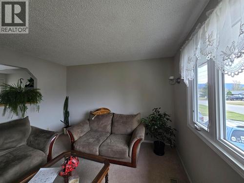 11 Baker Road, Mackenzie, BC - Indoor Photo Showing Living Room