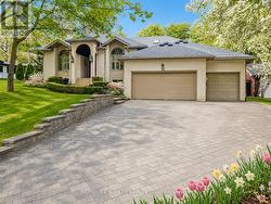38 CASTLE DRIVE Barrie, ON L4N 1R1