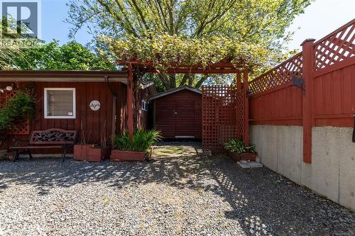 8071 Queen St, Crofton, BC - Outdoor