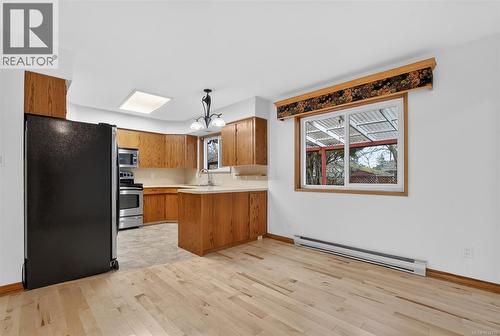 8071 Queen St, Crofton, BC - Indoor Photo Showing Kitchen
