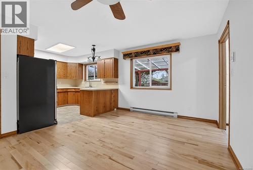 8071 Queen St, Crofton, BC - Indoor Photo Showing Kitchen