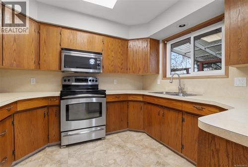8071 Queen St, Crofton, BC - Indoor Photo Showing Kitchen With Double Sink