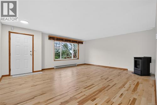 8071 Queen St, Crofton, BC - Indoor Photo Showing Living Room