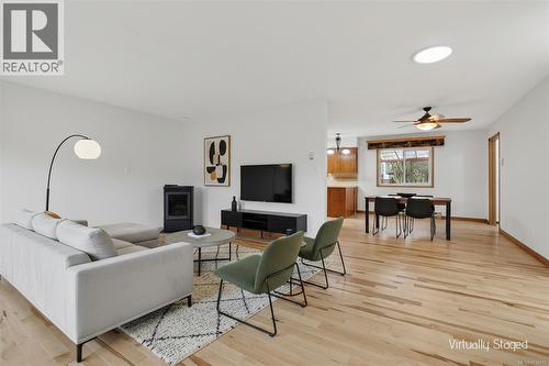 8071 Queen St, Crofton, BC - Indoor Photo Showing Living Room