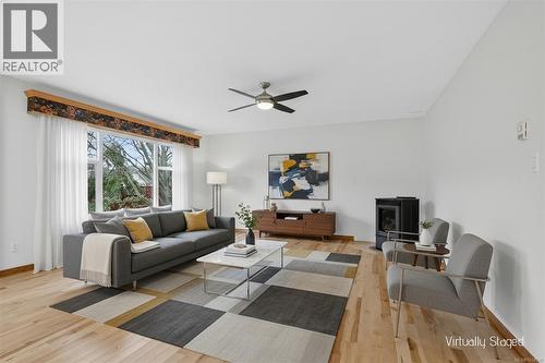 8071 Queen St, Crofton, BC - Indoor Photo Showing Living Room