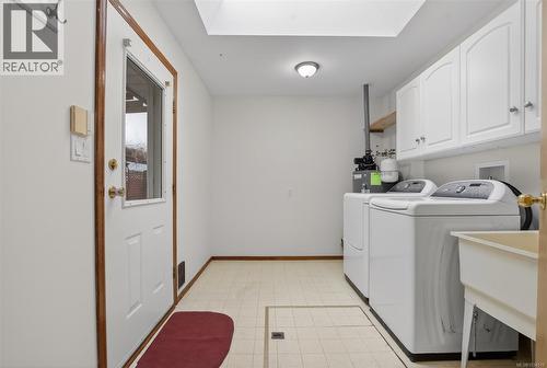 8071 Queen St, Crofton, BC - Indoor Photo Showing Laundry Room