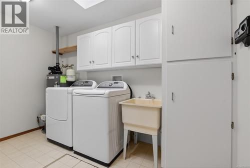 8071 Queen St, Crofton, BC - Indoor Photo Showing Laundry Room