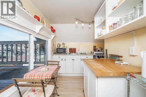 111 E 61St Avenue, Vancouver, BC - Indoor Photo Showing Kitchen