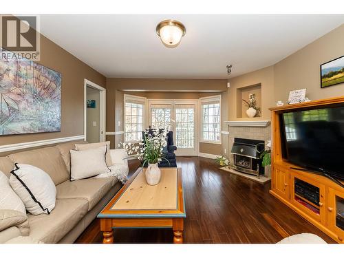 408 Riverview Crescent, Coquitlam, BC - Indoor Photo Showing Living Room With Fireplace