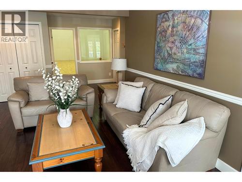 408 Riverview Crescent, Coquitlam, BC - Indoor Photo Showing Living Room