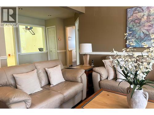 408 Riverview Crescent, Coquitlam, BC - Indoor Photo Showing Living Room