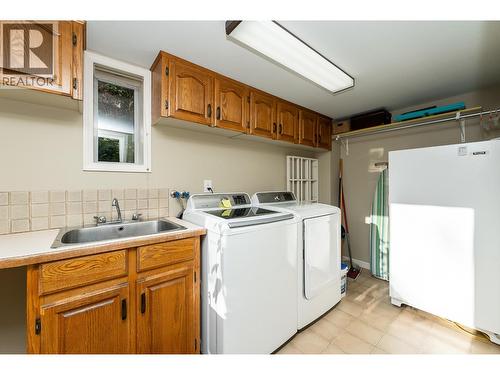 408 Riverview Crescent, Coquitlam, BC - Indoor Photo Showing Laundry Room