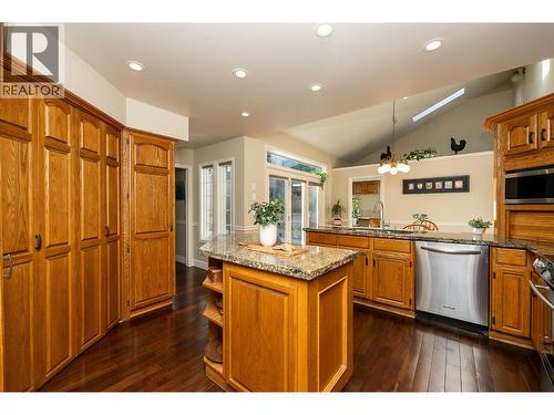 408 Riverview Crescent, Coquitlam, BC - Indoor Photo Showing Kitchen