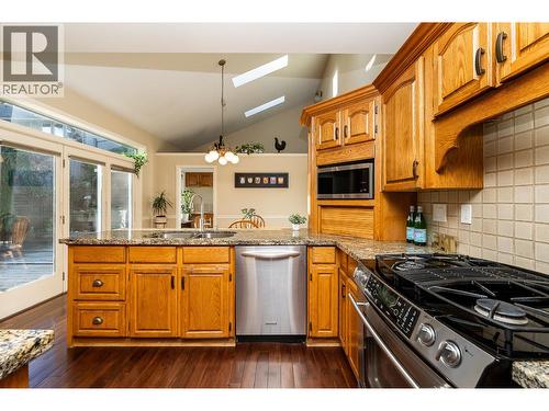 408 Riverview Crescent, Coquitlam, BC - Indoor Photo Showing Kitchen With Double Sink