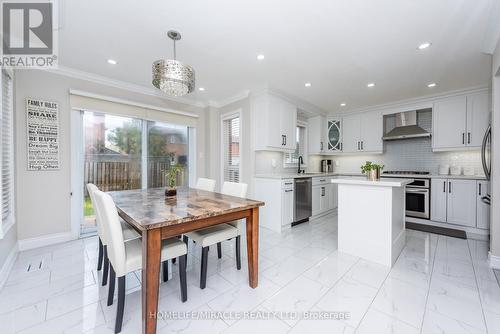 5457 Heritage Hills Boulevard, Mississauga, ON - Indoor Photo Showing Kitchen With Upgraded Kitchen