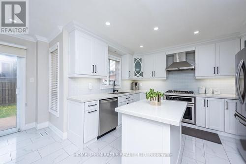 5457 Heritage Hills Boulevard, Mississauga, ON - Indoor Photo Showing Kitchen With Upgraded Kitchen