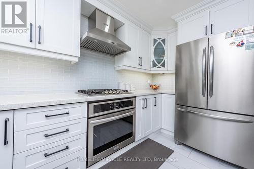 5457 Heritage Hills Boulevard, Mississauga, ON - Indoor Photo Showing Kitchen With Upgraded Kitchen