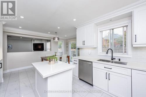 5457 Heritage Hills Boulevard, Mississauga, ON - Indoor Photo Showing Kitchen With Double Sink With Upgraded Kitchen