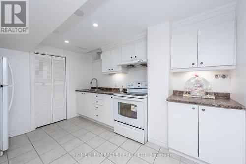 5457 Heritage Hills Boulevard, Mississauga, ON - Indoor Photo Showing Kitchen