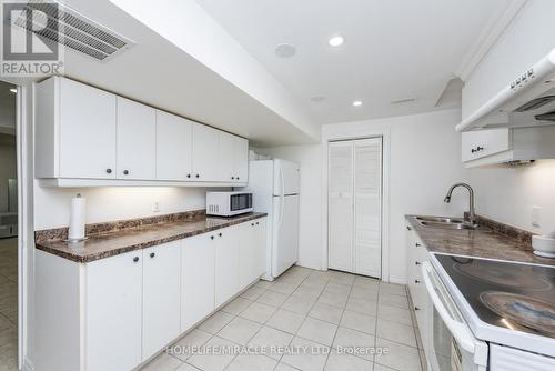 5457 Heritage Hills Boulevard, Mississauga, ON - Indoor Photo Showing Kitchen