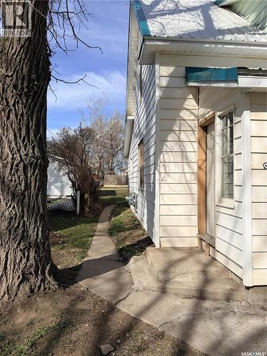 573 Centre Street, Shaunavon, SK - Outdoor