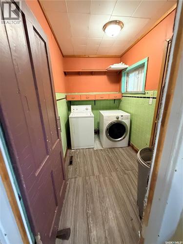 573 Centre Street, Shaunavon, SK - Indoor Photo Showing Laundry Room