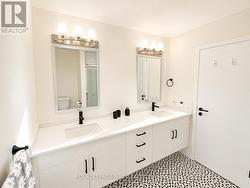 Ensuite double sink bathroom. - 