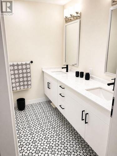 604 - 118 West Street, Port Colborne (Sugarloaf), ON - Indoor Photo Showing Bathroom