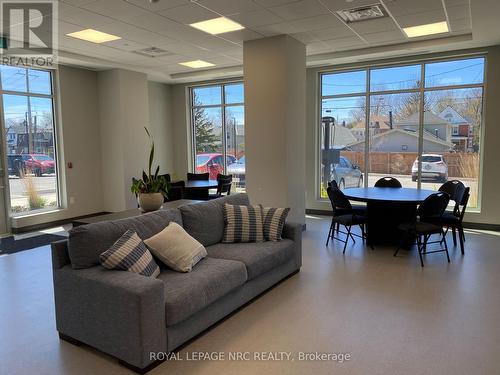 Party/community shared room. - 604 - 118 West Street, Port Colborne (Sugarloaf), ON - Indoor Photo Showing Living Room