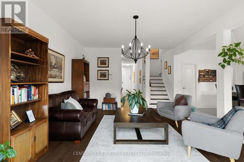 29 Alaskan Heights, Barrie, ON - Indoor Photo Showing Living Room