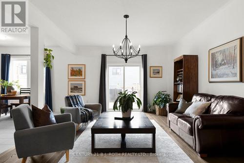 29 Alaskan Heights, Barrie, ON - Indoor Photo Showing Living Room