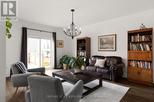 29 Alaskan Heights, Barrie, ON - Indoor Photo Showing Living Room