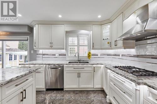 7 Schoolbridge Street, Ajax, ON - Indoor Photo Showing Kitchen With Upgraded Kitchen