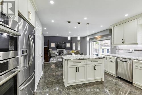 7 Schoolbridge Street, Ajax, ON - Indoor Photo Showing Kitchen With Upgraded Kitchen