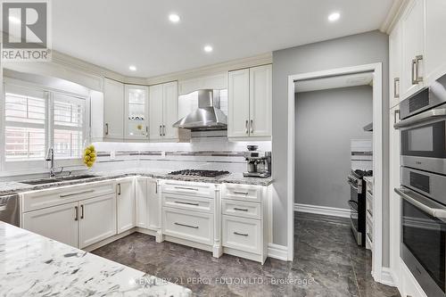 7 Schoolbridge Street, Ajax, ON - Indoor Photo Showing Kitchen With Upgraded Kitchen