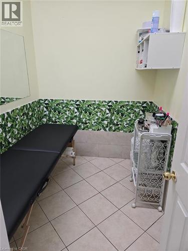 Neutral-toned square tile flooring with contrasting grout - 9688 Leslie Street Unit# 16, Richmond Hill, ON 