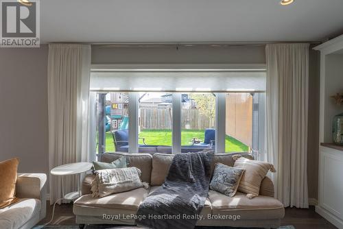 231 Campanale Way, Lucan Biddulph (Lucan), ON - Indoor Photo Showing Living Room