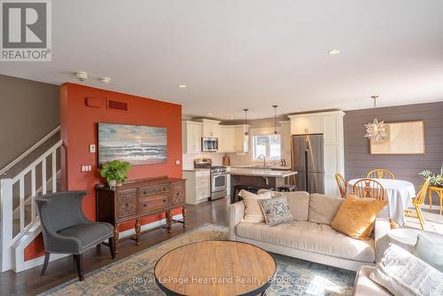 231 Campanale Way, Lucan Biddulph (Lucan), ON - Indoor Photo Showing Living Room