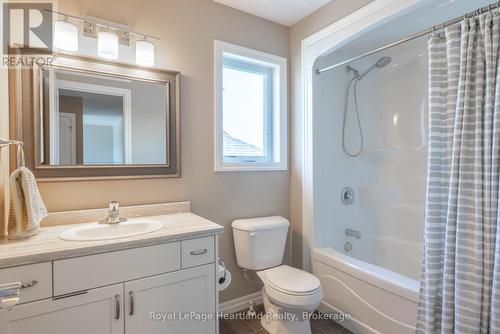 231 Campanale Way, Lucan Biddulph (Lucan), ON - Indoor Photo Showing Bathroom