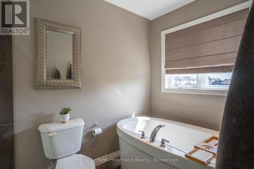 231 Campanale Way, Lucan Biddulph (Lucan), ON - Indoor Photo Showing Bathroom