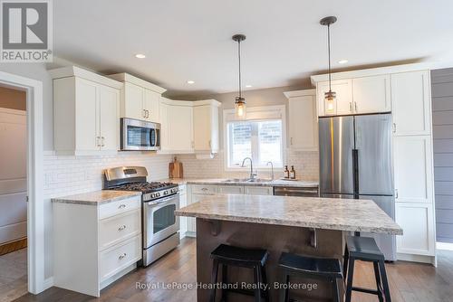 231 Campanale Way, Lucan Biddulph (Lucan), ON - Indoor Photo Showing Kitchen With Double Sink With Upgraded Kitchen