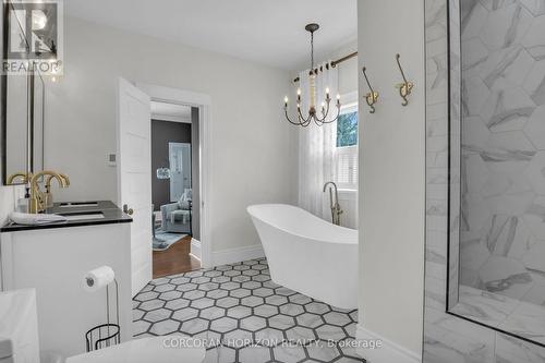 18 Brant Road N, Cambridge, ON - Indoor Photo Showing Bathroom