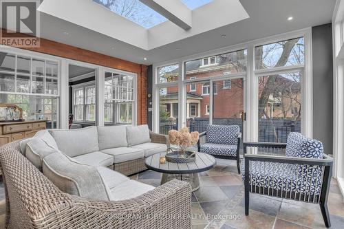 18 Brant Road N, Cambridge, ON - Indoor Photo Showing Living Room