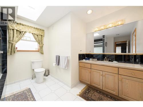 2248 Sicamous Avenue, Coquitlam, BC - Indoor Photo Showing Bathroom