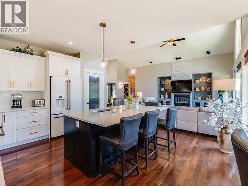 943 Riverview Place, Castlegar, BC - Indoor Photo Showing Kitchen With Upgraded Kitchen