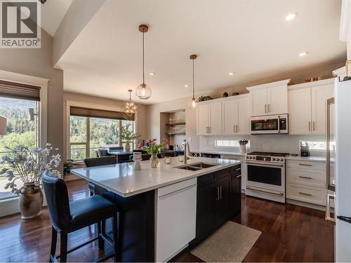 943 Riverview Place, Castlegar, BC - Indoor Photo Showing Kitchen With Double Sink