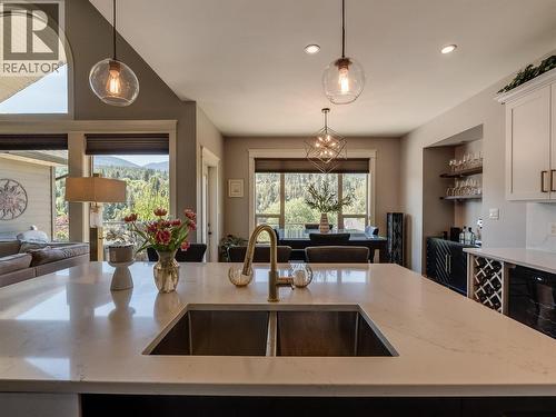943 Riverview Place, Castlegar, BC - Indoor Photo Showing Kitchen With Double Sink